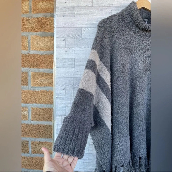 Barefoot Dreams One Size Cozy Chic Beach Fringe Lounge Poncho In gray/tan XL - Picture 3 of 9